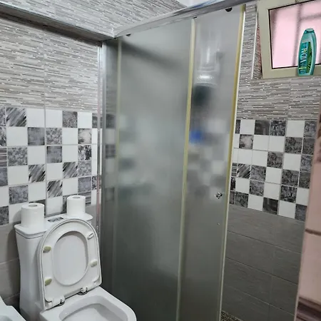 21 Dhjetori Cozy Private Bath & Mini Bar ティラナ