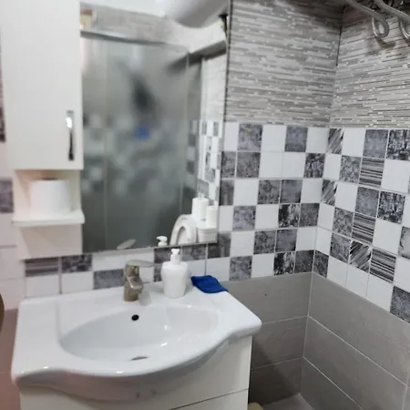 21 Dhjetori Cozy Private Bath & Mini Bar * ティラナ